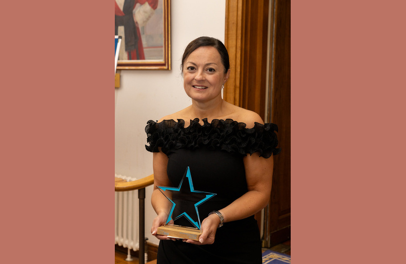 A photo of Fiona Butler with her award 